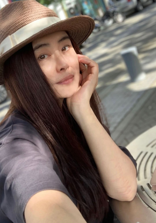 53岁王祖贤晒新图,无滤镜素颜能看到嘴边汗毛,自然衰老非常美!