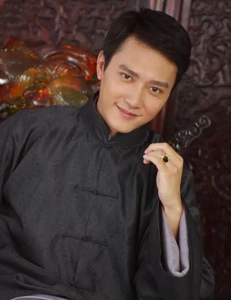 年轻时的冯绍峰有多帅五官分明温润如玉怪不得赵丽颖会喜欢他