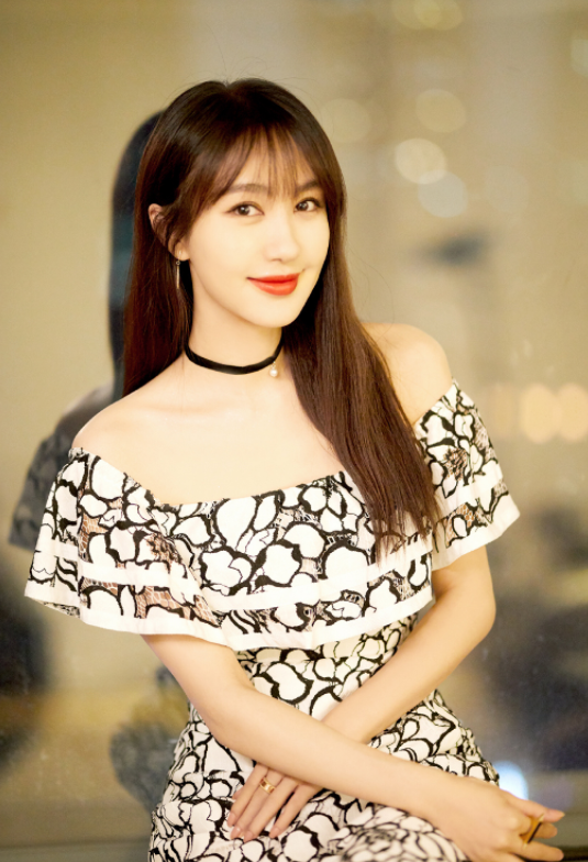 李菲儿青春少女感在线,游乐园身姿活泼,还能hold住卡通印花裙