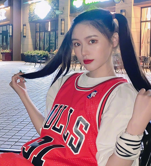 杨馥宇晒摆拍照,却被"电棒腿"成功抢镜,真是女生的梦想