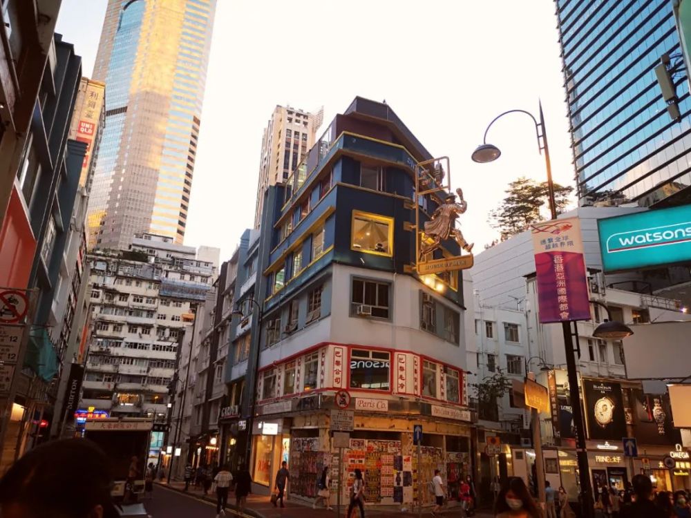 的酒店食肆,汇集了不同种类的中西食品,例如渣甸街,骆克道及利园山道