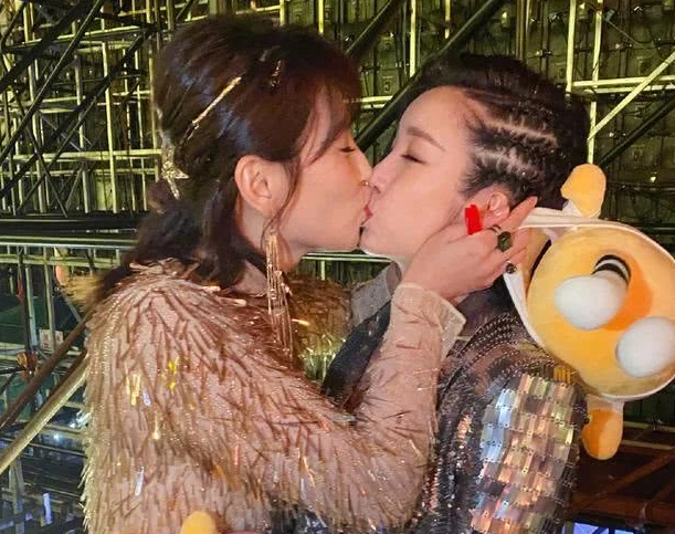 被刘涛亲过的两个女人,如今一个彻底闹掰,一个依旧亲密无间!