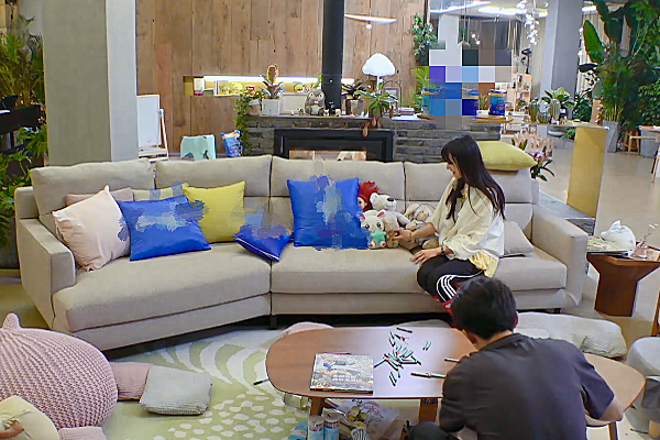 郑爽录节目三天哭了两次,谁留意其他人的态度?这人缘也是没谁了