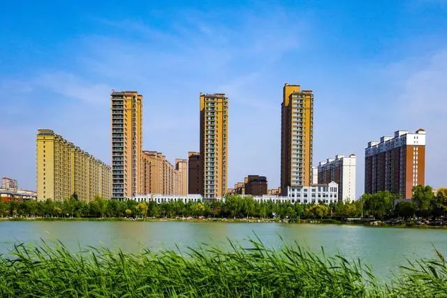 《新家园》 摄影:李金雷《路上的风景》 摄影:李柏源《兰考新貌》