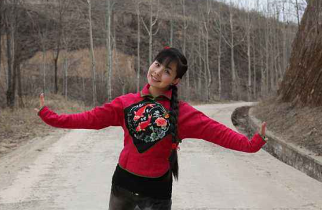 这位女演员名叫王二妮,她出生在一个陕北以及其贫穷的家庭,小的时候王