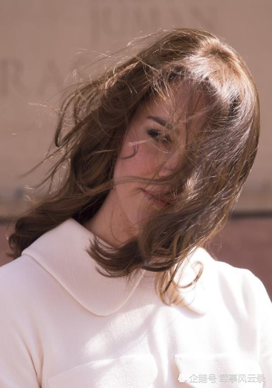当风吹乱了王室成员的头发,凯特王妃吹出别样的美感,卡米拉瞬间老了几