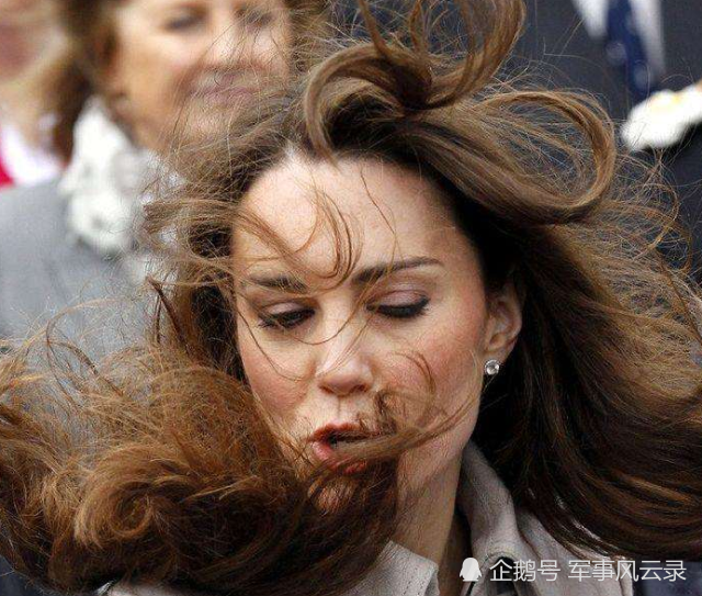 当风吹乱了王室成员的头发,凯特王妃吹出别样的美感,卡米拉瞬间老了几