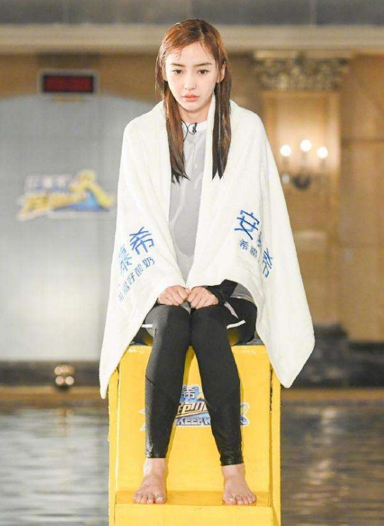 程潇生理期坚持录跑男,被高压水枪怒喷,好心疼_腾讯新闻