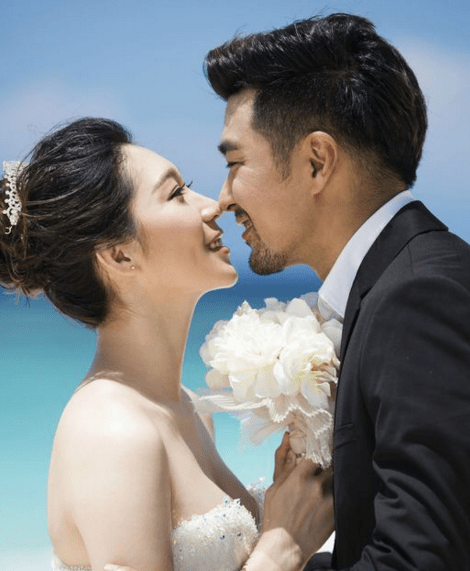 次年,张丹也宣布领结婚证的消息,她与丈夫殷悦的典型的"闪婚,只是