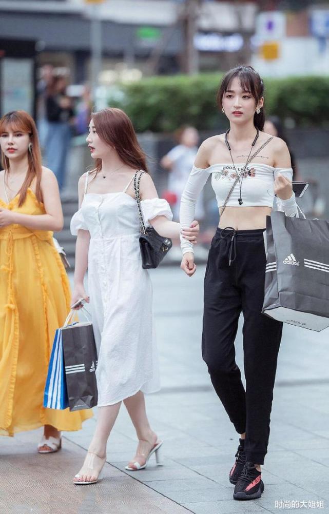 美女这件一字肩小背心 看起来与夏天 更配