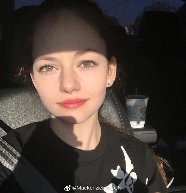 还记得《暮光之城》里的renesmee吗?她现在长这样