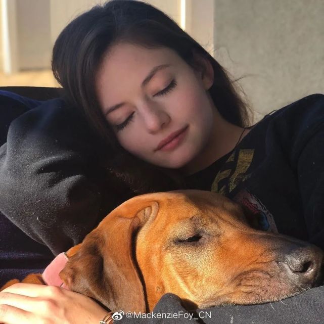 还记得《暮光之城》里的renesmee吗?她现在长这样