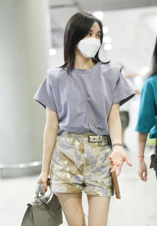 王子文才是小个子超模,t恤掖进短裤里穿,垫肩夸张气场十足