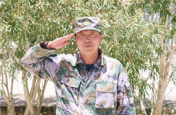 当年在亡妻坟前一跪,感动国人的"昆仑卫士",他的现状如何?