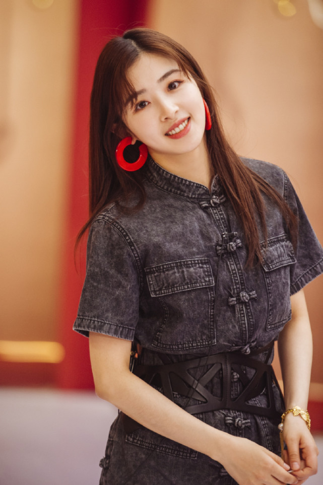 《乘风破浪》张含韵为自己打call,牛仔裙配印花袜,为赢c位拼了
