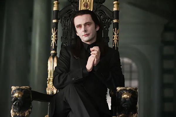 两个男人一台剧看这两位聊天我能看一百集