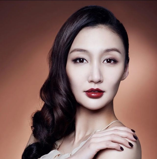 上图跟郭晓冬喝喜酒的就是牛萌萌,之后又与苏有朋,林心如联袂主演