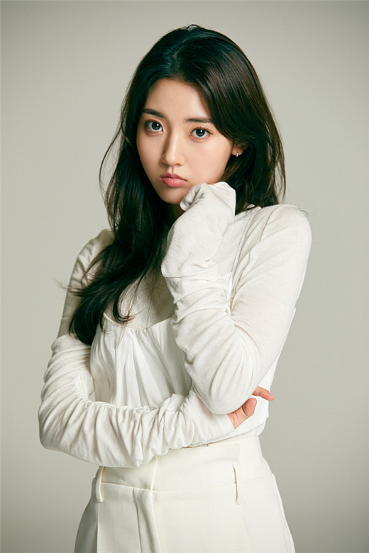 演员郑多彬公开最新个人形象照准备出演校园新剧