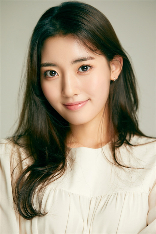 演员郑多彬公开最新个人形象照准备出演校园新剧