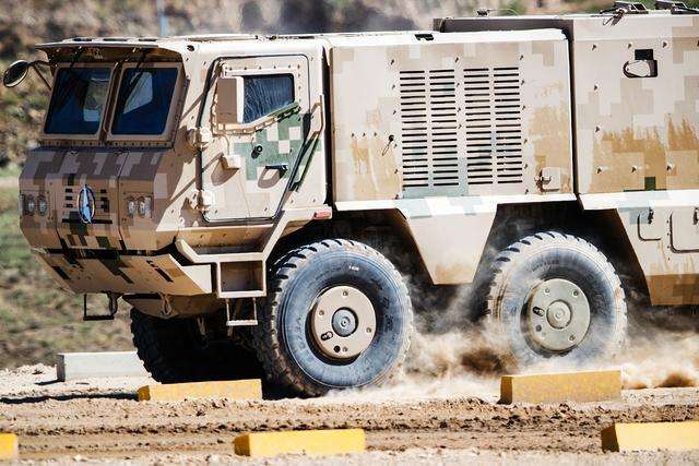 央视:中国又一款新型装甲运兵车正式服役,陆上移动的碉堡