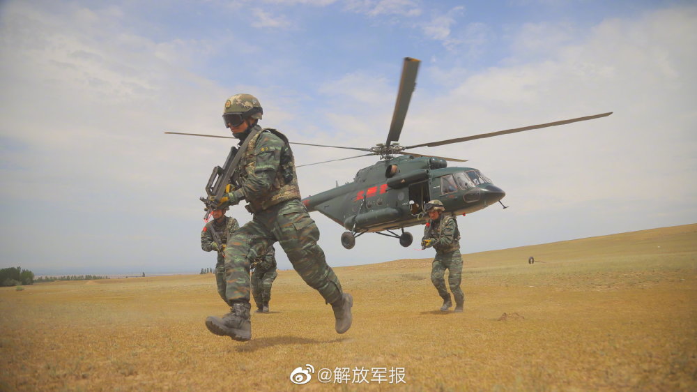 神兵天降特战队员搭乘直升机上演反恐作战
