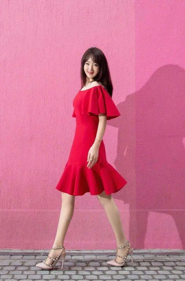 49岁杨钰莹商演穿错衣服脸部浮肿胖到认不出勒出小肚腩很抢眼