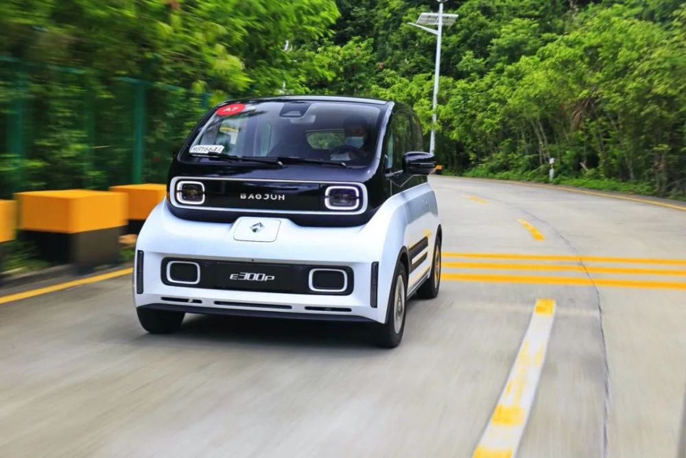 不愁停车位最潮的双门四座小车新宝骏e300开卖648万起