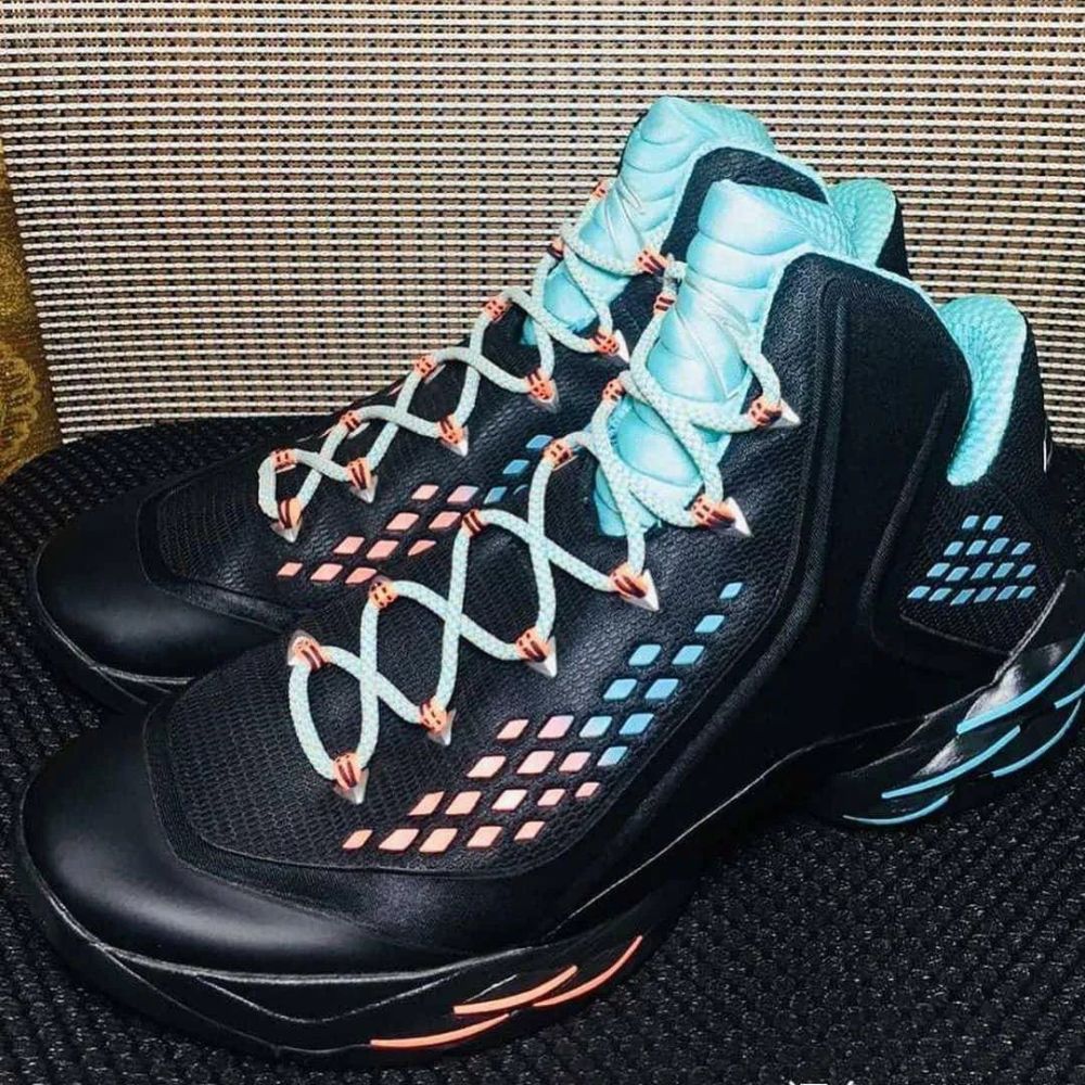 安踏为签约拉文而准备的球鞋但就这水平