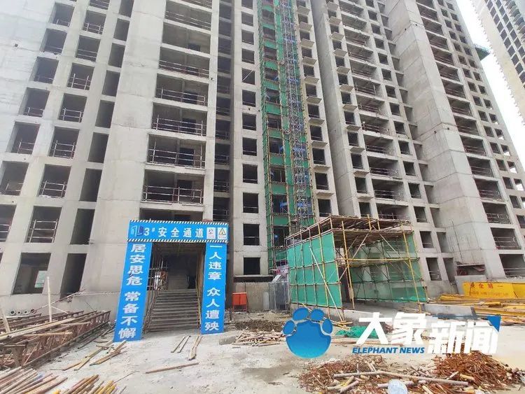 工地,此时距离开发商承诺的6月15号楼盘建设全面复工已经过去了几天