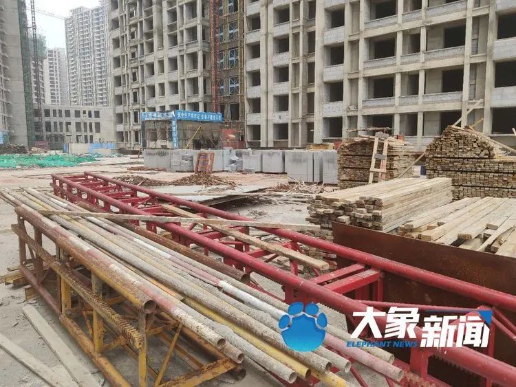 房,房屋被抵押无法网签,工地迟迟不复工等一个个"大坑"让他们猝不及防