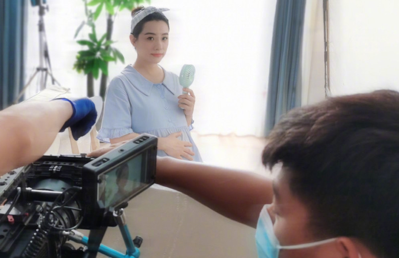 刘璇挺大肚搞怪自拍预产期将至剪超短发满脸笑意幸福藏不住