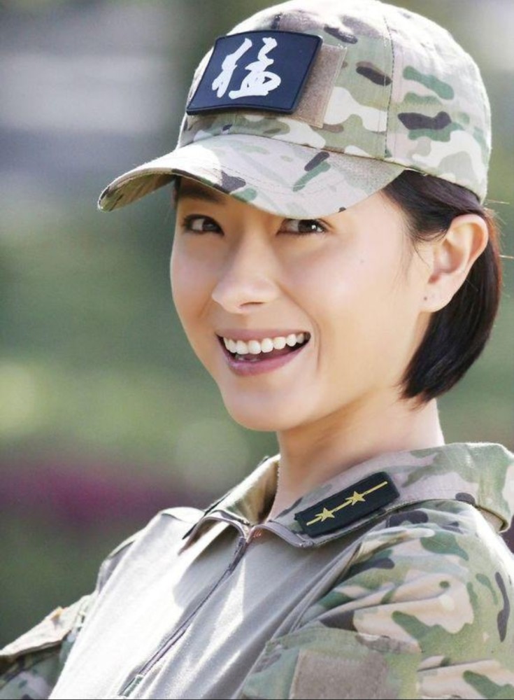 她是英姿飒爽的特种兵安然.演技炸裂到让你精神分裂.