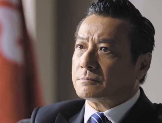 69岁tvb老戏骨近照曝光,胡子稀白皱纹明显,气场却不输儿子