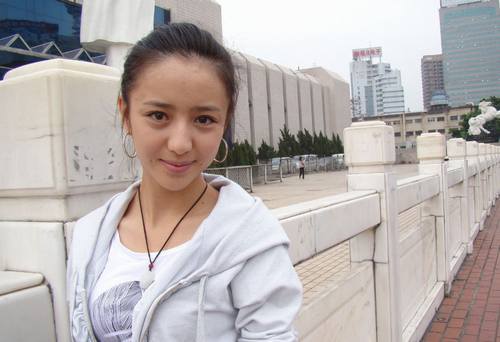 早年佟丽娅的素颜照皮肤确实是很黑但人很清纯啊