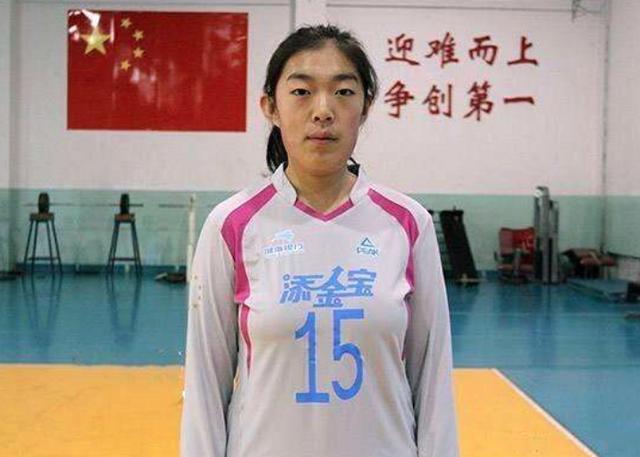 孟豆在经过短暂试训后离队,孙燕曾在去年的瑞士女排精英赛和世联赛中