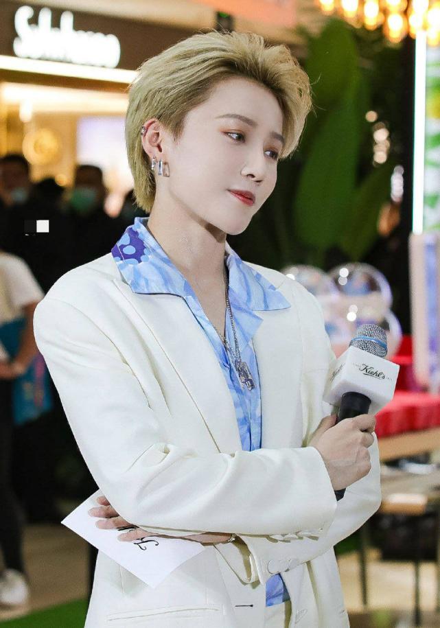 刘雨昕超短发拉风花衬衣白外搭西装凹造型金黄发色酷帅有型