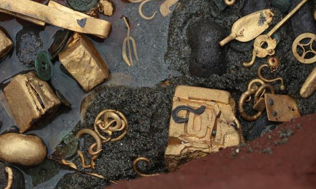 实拍张献忠沉银发掘现场:河床堆满了真金白银,图9曾以800万元盗卖