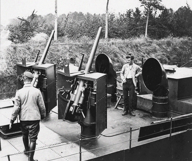 一战法国内河炮艇安装轻巡洋舰的主炮战场上的机动大杀器