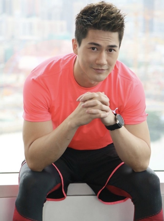 郭子豪是富二代,父亲经营时装贸易生意.