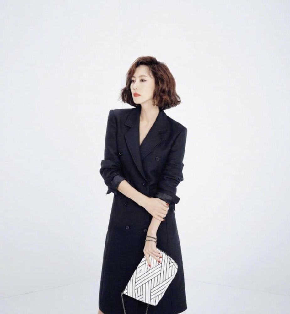 金南珠气质全开,波波头搭配红色西服套装,美得让人挪不开眼睛_腾讯
