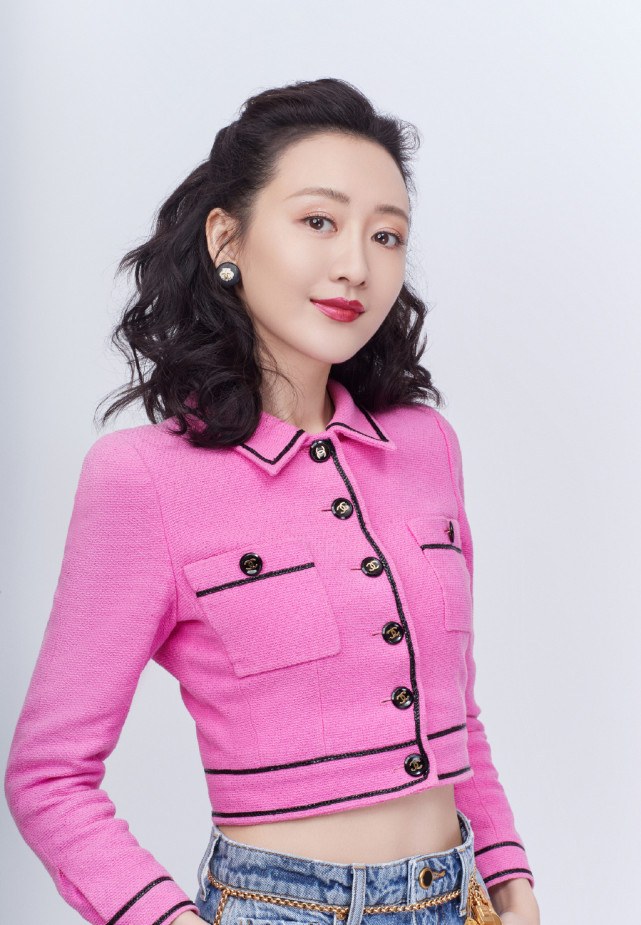 王鸥美得很低调,扎丸子头发型搭配黑色开衫长裙,很有高级感