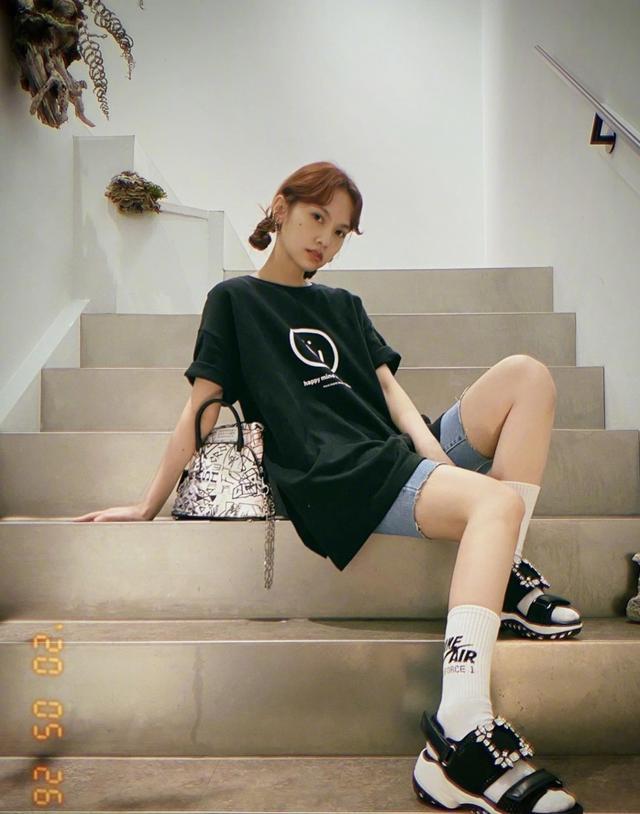 有人宠才少女杨丞琳穿搭太嫩了运动凉鞋配袜子真时尚