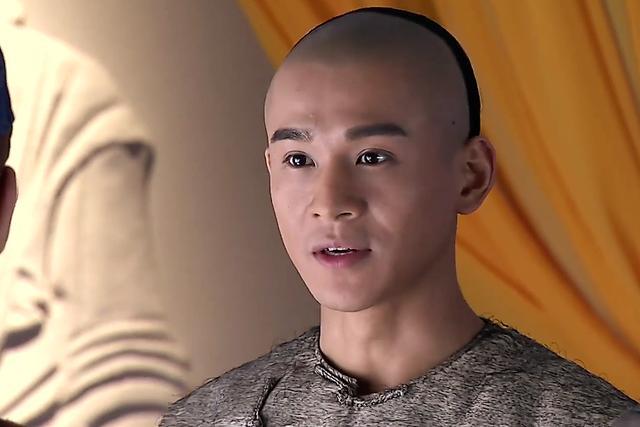 陈家洛义父是于万亭,师父是"天池怪侠"袁士霄,哥哥是乾隆皇帝,年纪