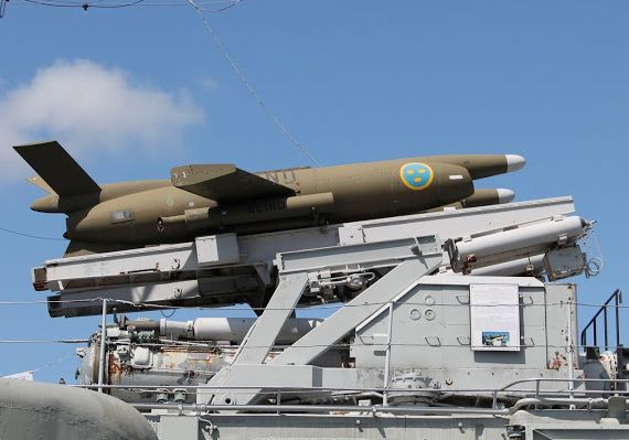 rb-08型反舰导弹船电系统在前桅杆安装了对空搜索雷达,后桅杆安装了对