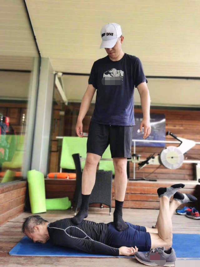 王石练瑜伽被强壮男踩背部,疼痛流汗后超舒服,田朴珺看了要心疼