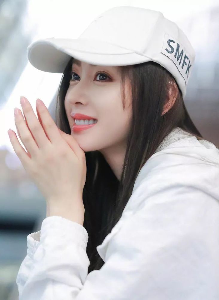 一口又白又亮又整齐的牙齿,真的是女明星的加分项,毕竟每天面对的都是