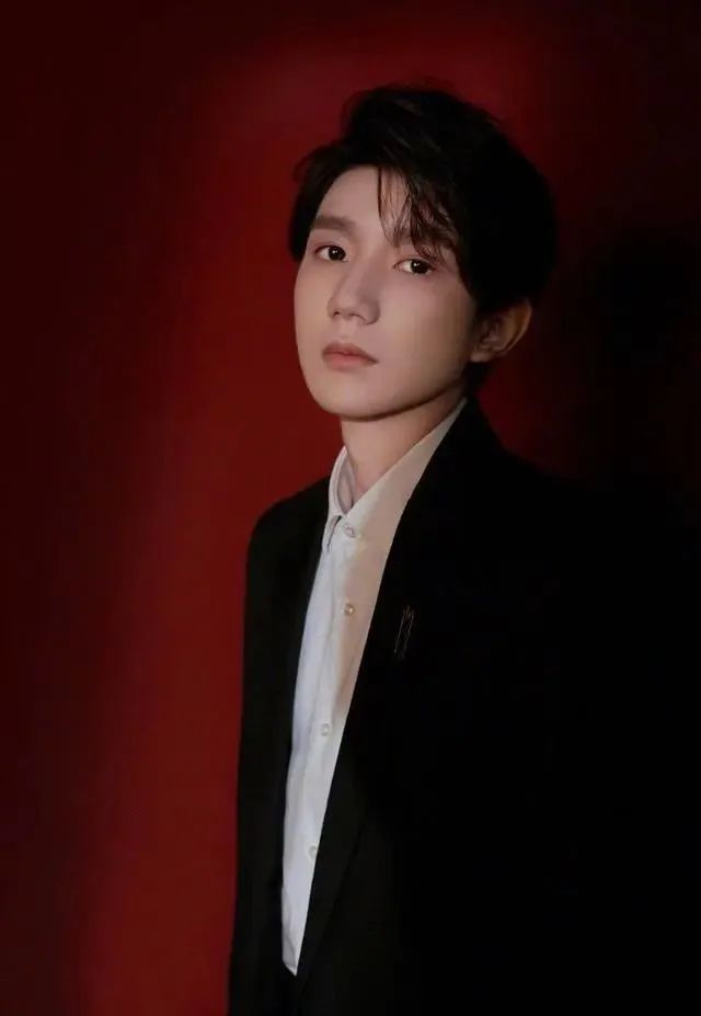 王源诵读山海经造型 一身黑色西装尽显成熟稳重的气质 翩翩典雅 腾讯网