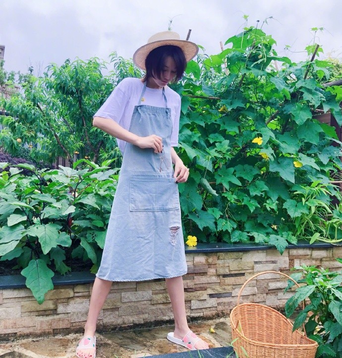 张馨予|张馨予穿西装打领带又美又酷，跷二郎腿上演眼神杀，真绝了