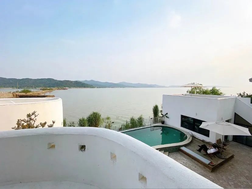 中海式简约风格,民宿的主人将理想融于生活,打造了这样的一个湖心小筑