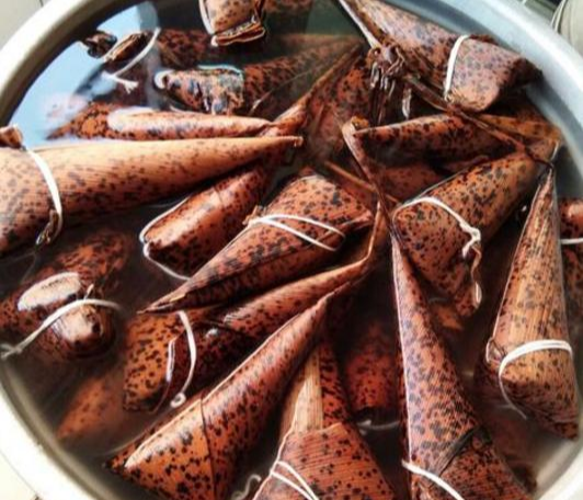 传统的粽子包法用的不是常见的箬竹叶而是笋壳看看李子柒怎么包